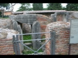 00112 ostia - necropoli della via ostiense (porta romana necropolis) - b6 - tomba degli archetti - eingang suedfassade.jpg